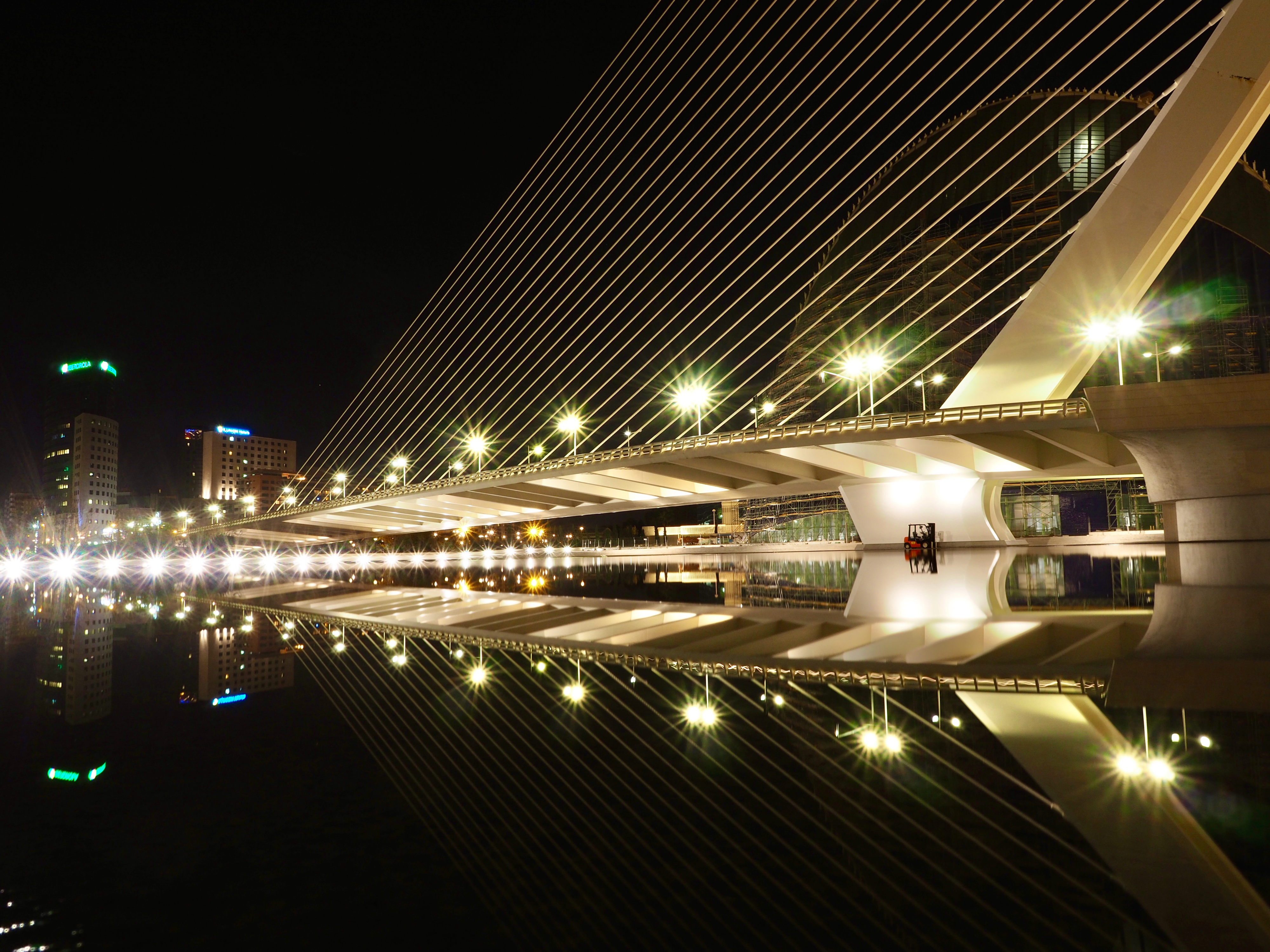 nightshot of Puente Azud del Oro II in Valencia