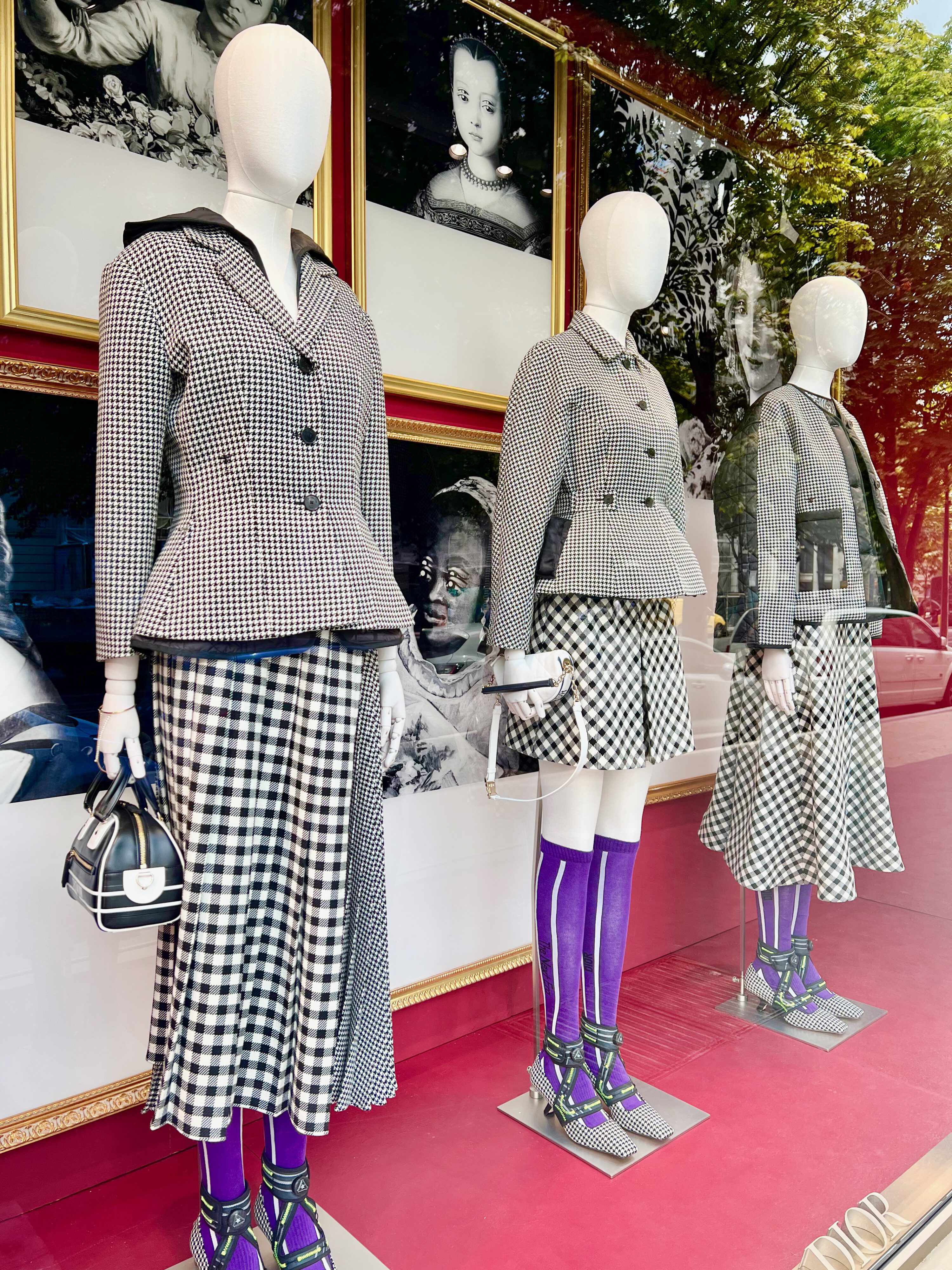 Shopping at Diors Flagshipstore Avenue Montaigne Paris